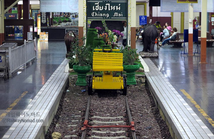 Traffic barriers at Chiang Mai Station in Thailand_03