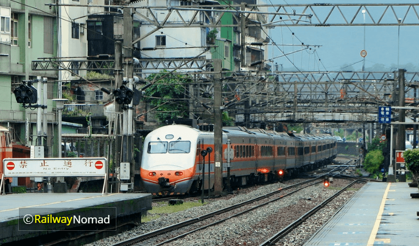 대만 루이팡역에 진입하는 자강호 특급열차