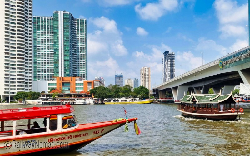 방콕 짜오프라야강에서 운행하는 보트들
