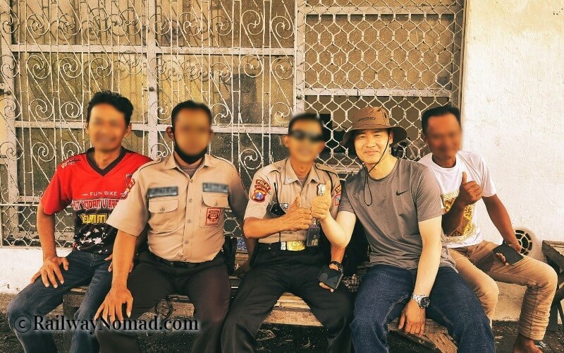 인도네시아 경찰과 P.G Semboro 사탕수수 농장 직원들